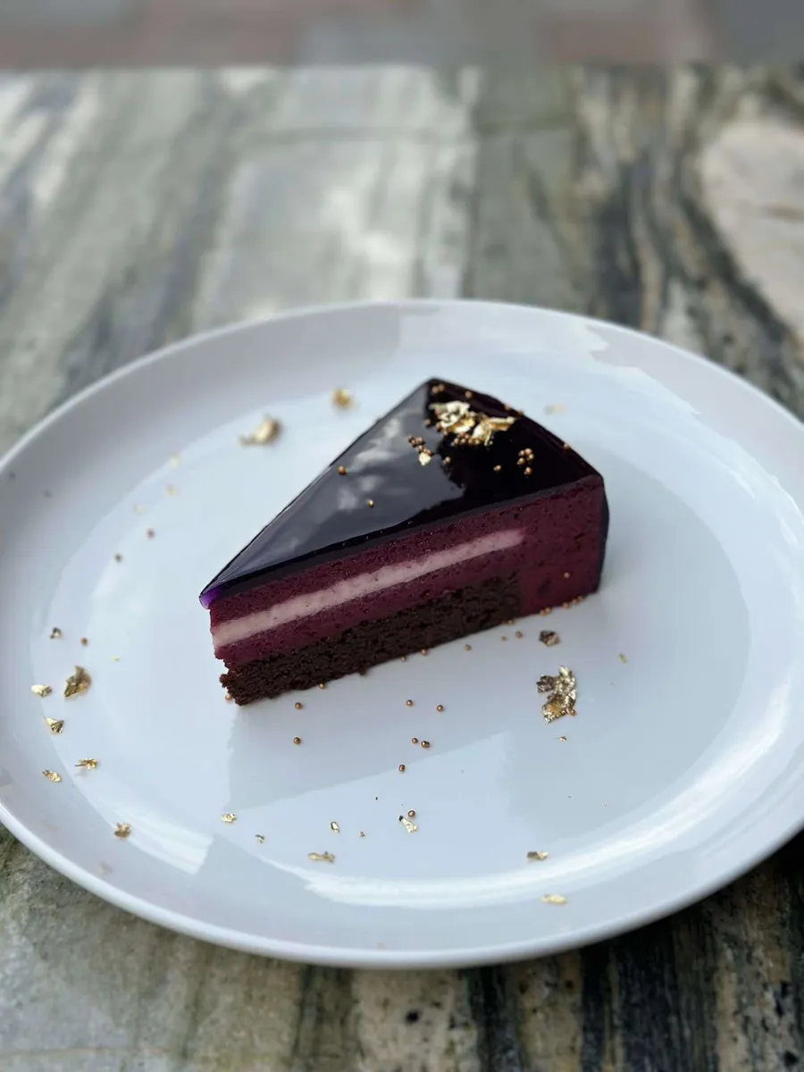 Rezina torte z zlatimi lističi na krožniku