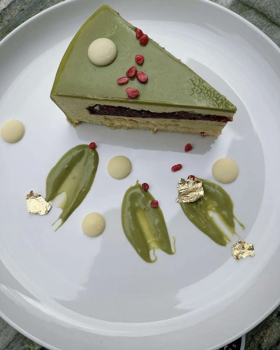 Rezina pistacijeve torte z malinami