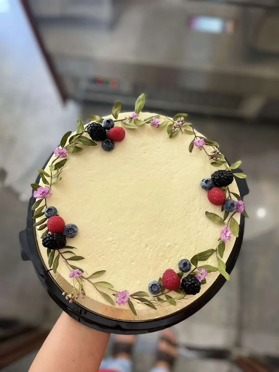 Torta z venčkom gozdnih sadežev