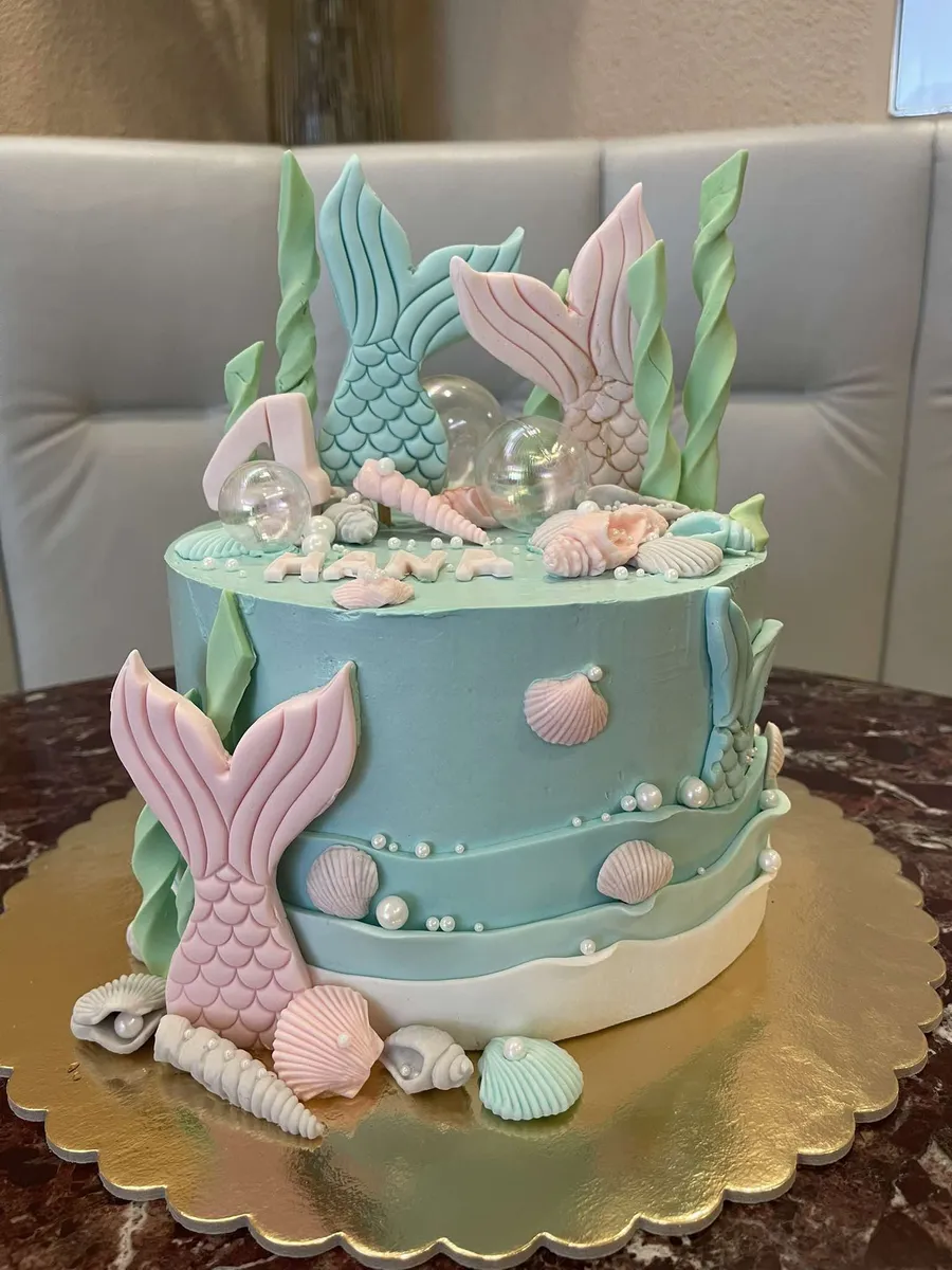Otroška torta z repi morskih deklic in školjkami